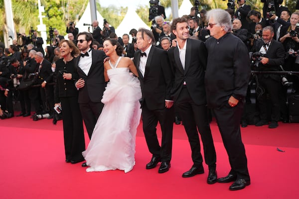 Michele Halberstadt, from left, Guillaume Marbeck, Zoey Deutch, director Richard Linklater, Aubry Dullin and producer Laurent Petin pose for photographers upon arrival at the premiere of the film 'Nouvelle Vague' at the 78th international film festival, Cannes, southern France, Saturday, May 17, 2025. (Photo by Lewis Joly/Invision/AP)