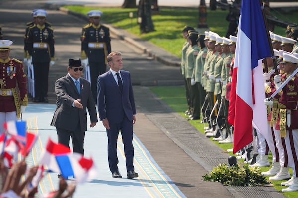 French President Emmanuel Macron, center right, and Indonesian President Prabowo Subianto, center left, inspect honor guards before their meeting at Merdeka Palace in Jakarta, Indonesia, Wednesday, May 28, 2025. (AP Photo/Achmad Ibrahim)