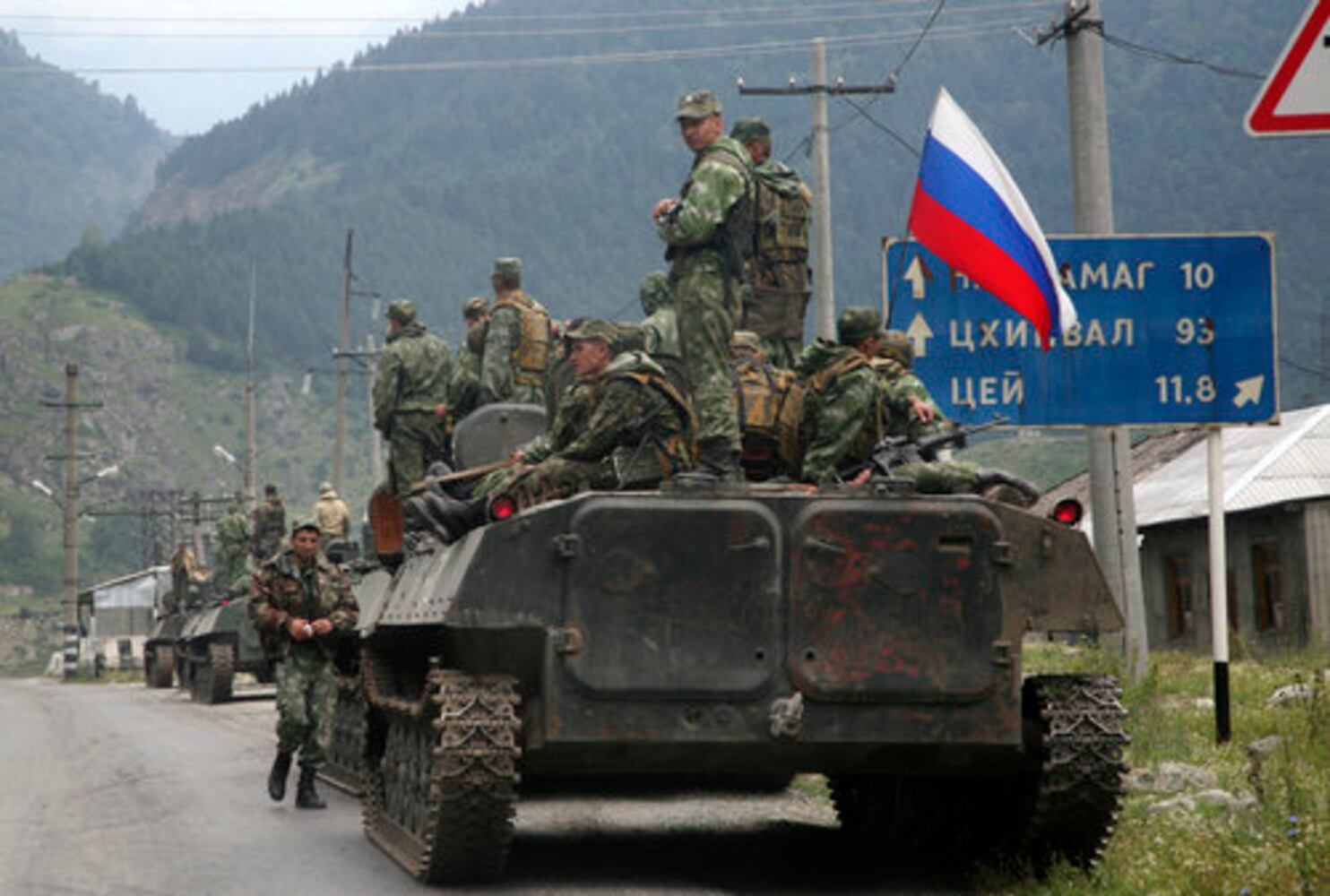 Russian tanks roll into neighboring Georgia