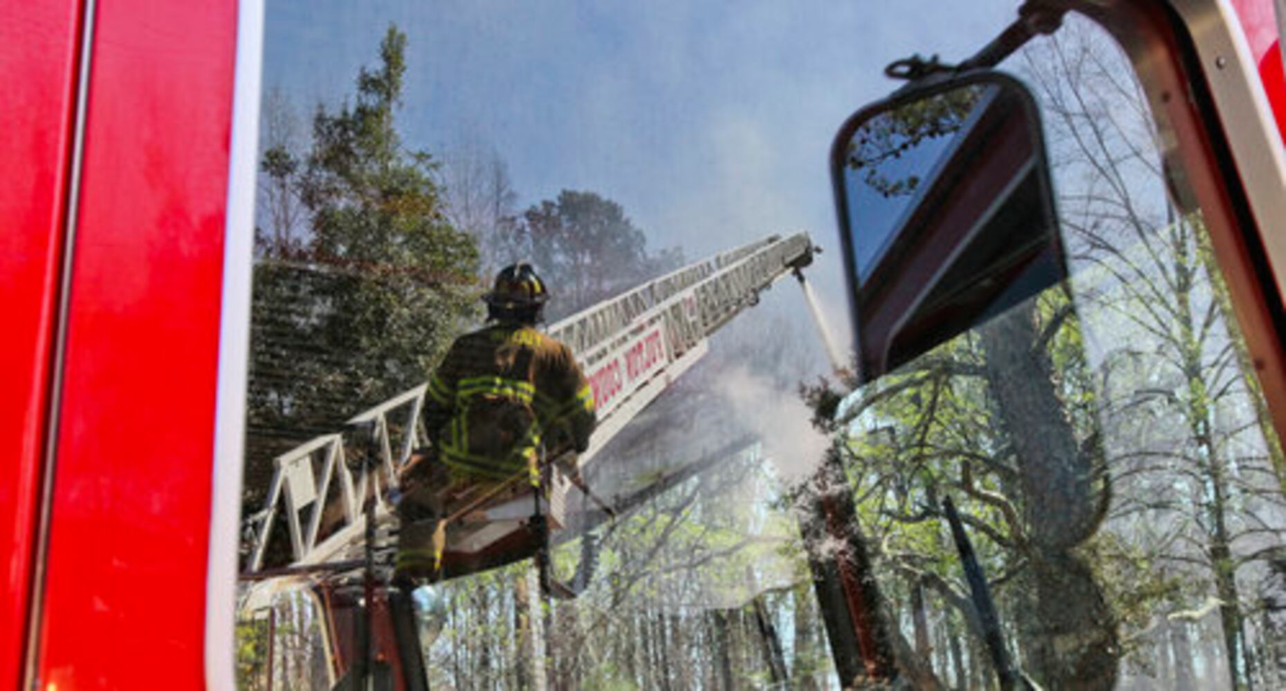 Fire destroys vacant apartment building
