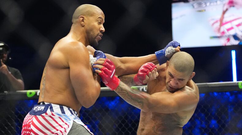 Alex Pereira, right, fights Ciryl Gane during their interim heavyweight title bout at UFC Freedom 250 on the South Lawn of the White House, Monday, June 15, 2026, in Washington. (AP Photo/Alex Brandon)