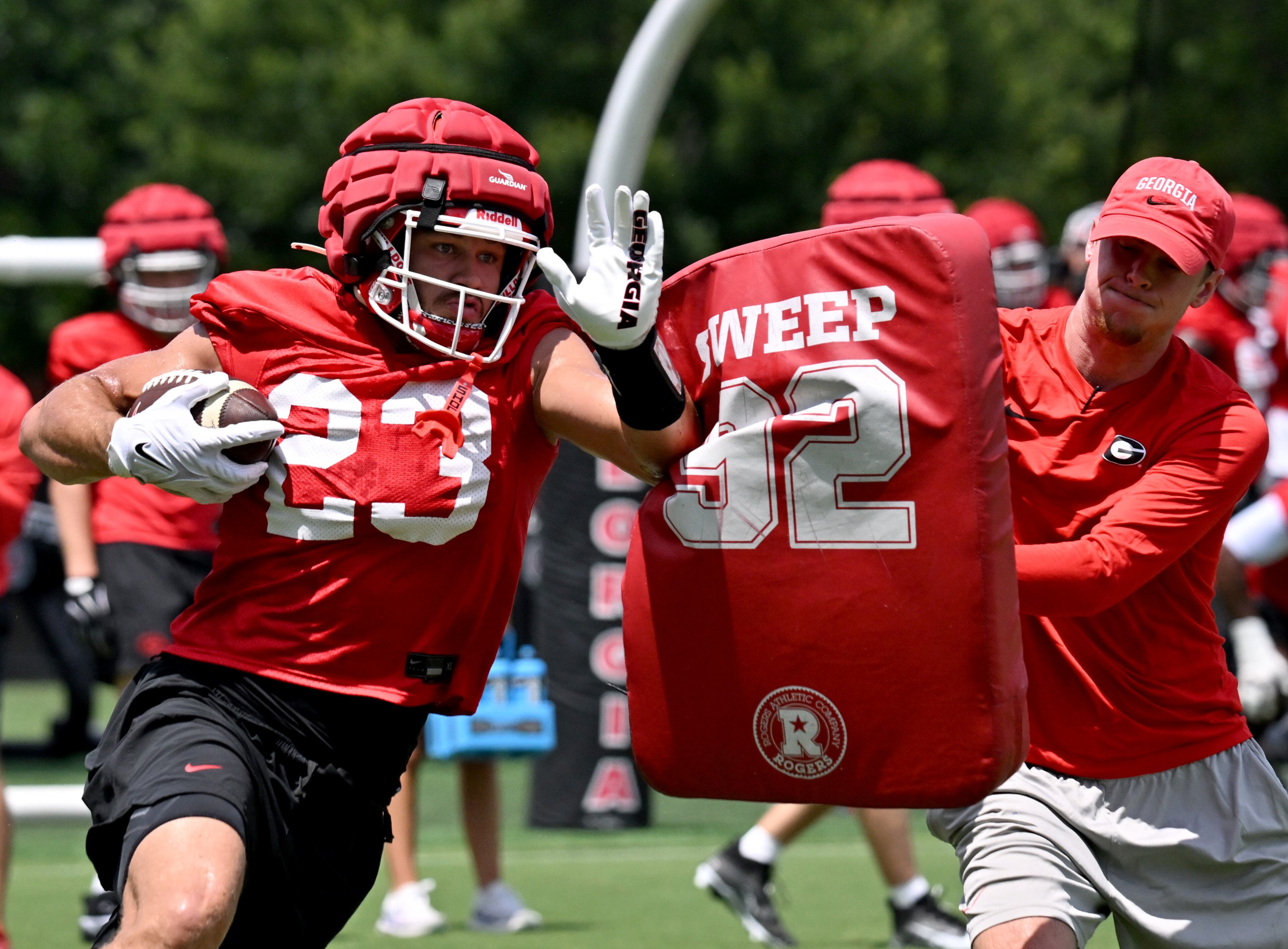 Georgia tight end Jaden Reddell (23) runs a drill during a football practice at the University of Georgia practice facility, Thursday, July 31, 2025, in Athens. (Hyosub Shin / AJC)
