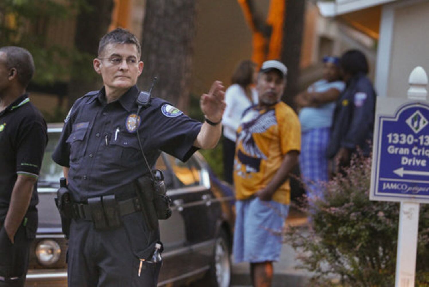Hostage standoff at Roswell apartment