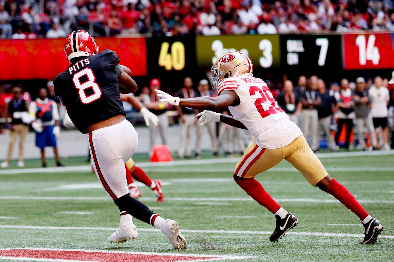 Falcons tight end Kyle Pitts scores a touchdown during the third quarter against the 49ers on Sunday in Atlanta.  (Miguel Martinez / miguel.martinezjimenez@ajc.com)