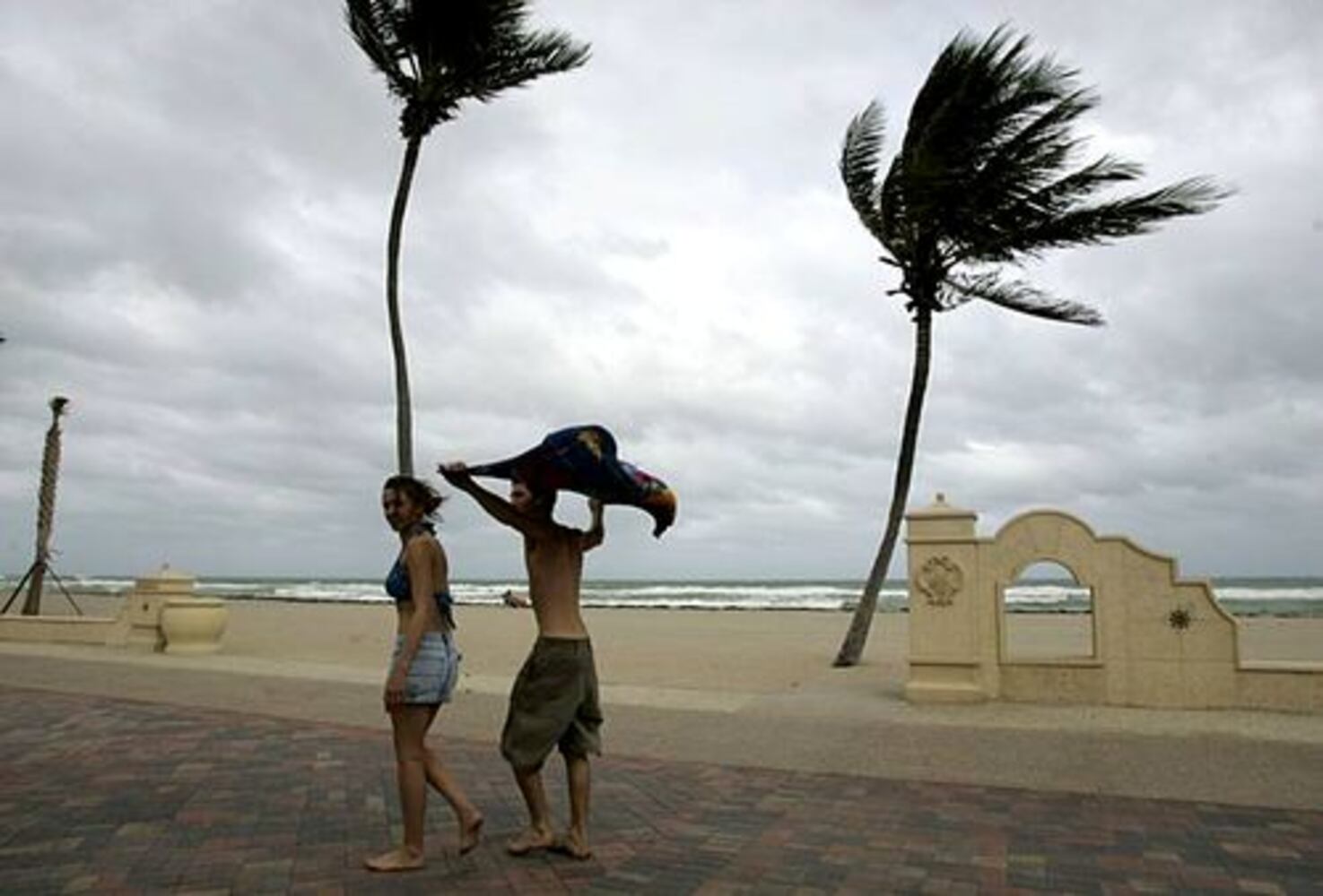 Tropical Storm Noel swamps Dominican Republic, Haiti
