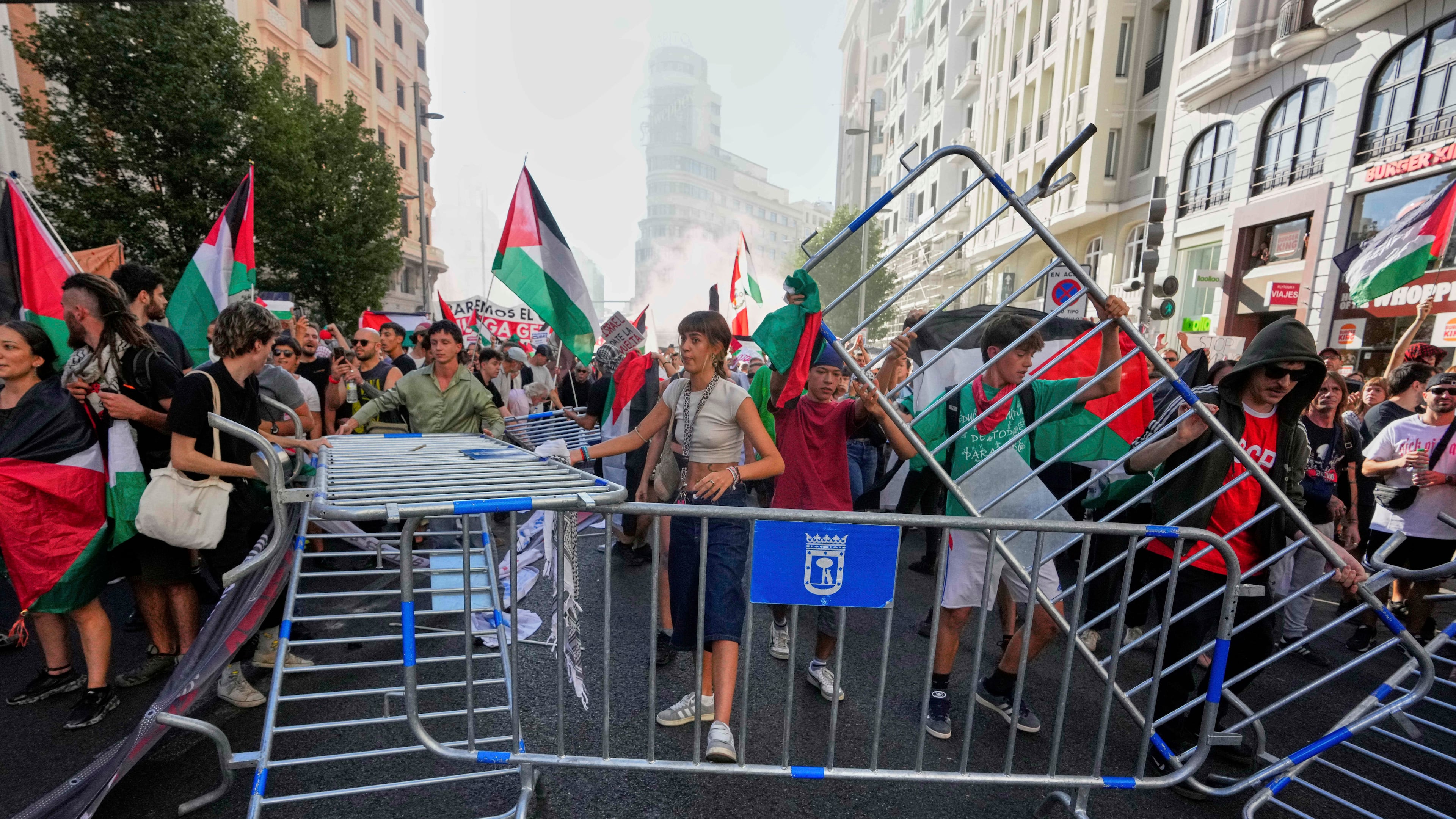 Protesters block the road in an attempt to disrupt the twenty-first stage of the Spanish cycling race La Vuelta, from Alalpardo to Madrid, Spain, Sunday, Sept. 14, 2025. (AP Photo/Manu Fernández)