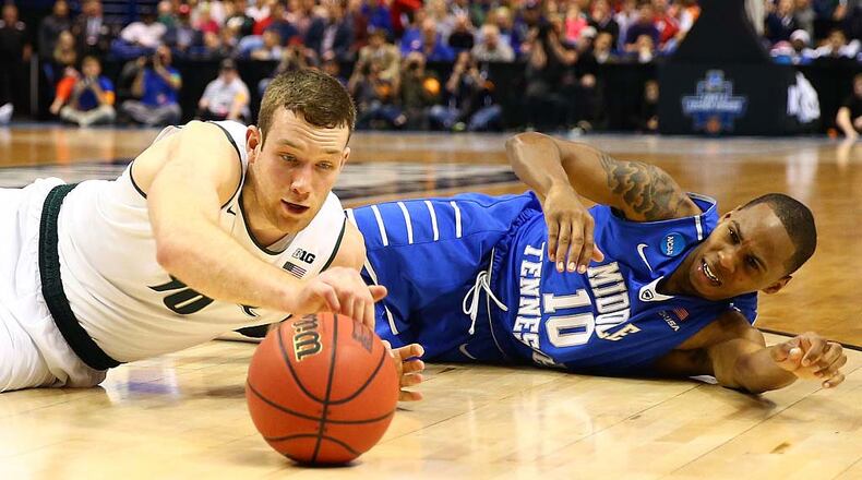 Matt Costello (left) of Michigan State and Jaqawn Raymond Middle Tennessee compete for a loose ball in the second half during the first round of the 2016 NCAA Men’s Basketball Tournament at Scottrade Center on March 18, 2016 in St Louis, Missouri. (Photo by Dilip Vishwanat/Getty Images)