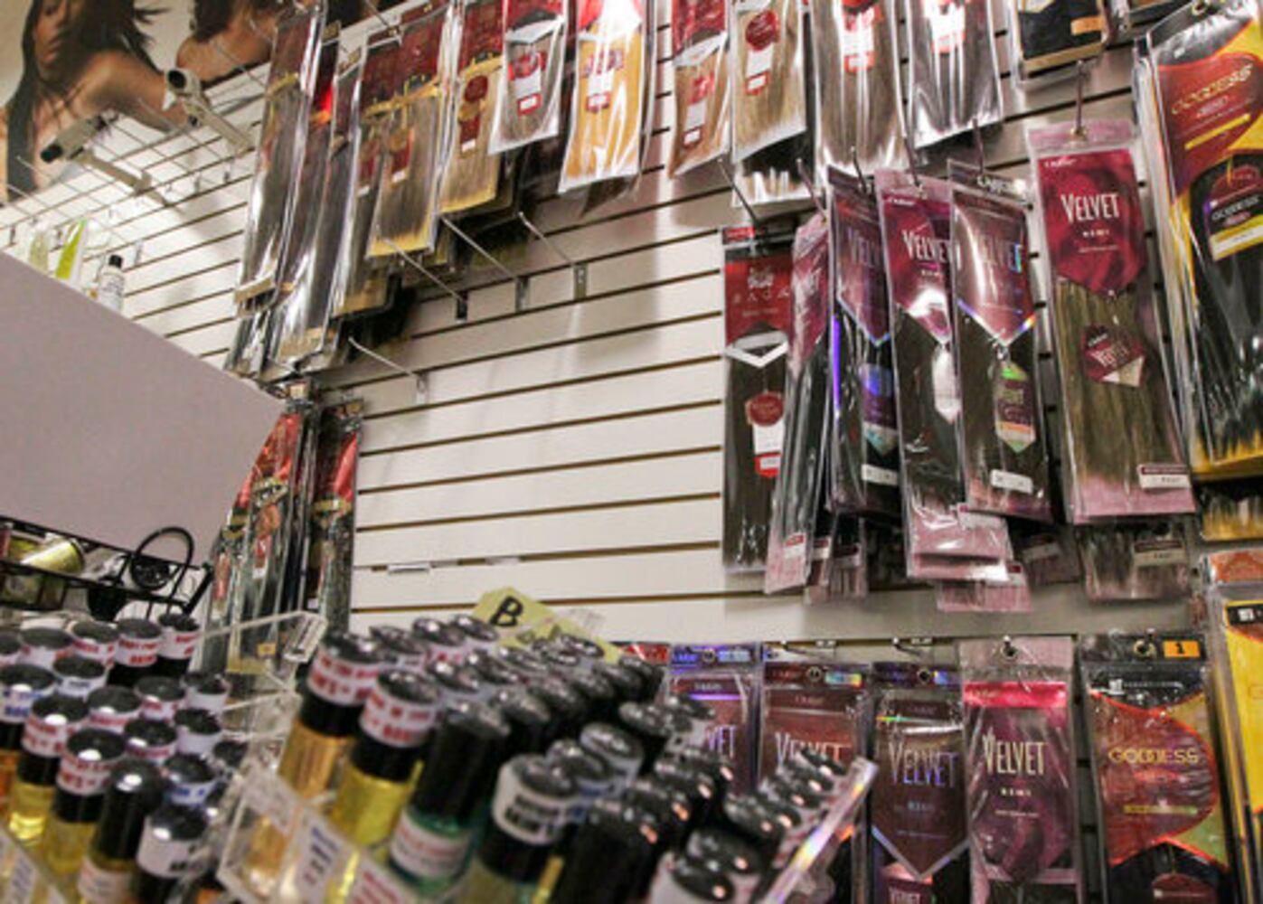 Thieves hit beauty supply store
