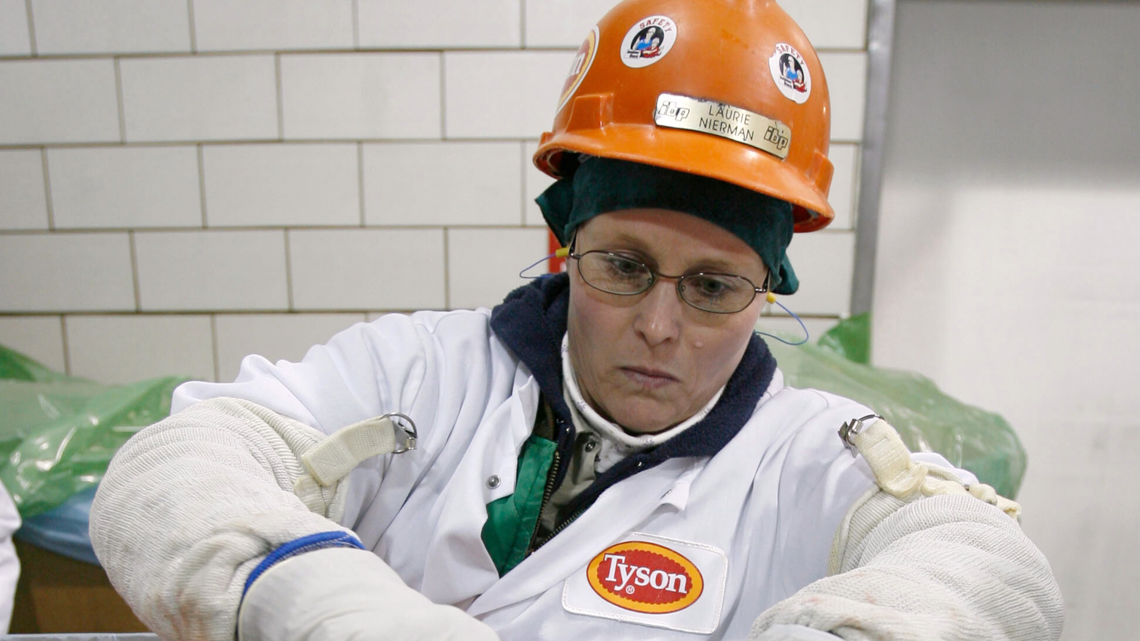 Laurie Nierman trims sample strips that will be tested for E. coli from batches of the plant's trimmings at the Tyson meat packing plant in Lexington, Neb., Wednesday, Nov. 14, 2007. (Kent Sievers/Omaha World-Herald via AP)