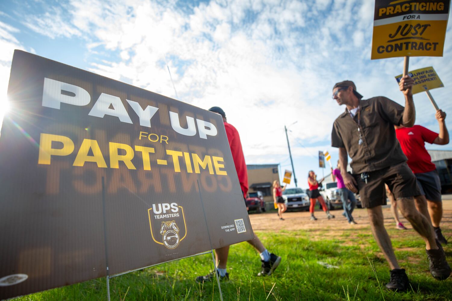 Teamsters turn up heat in UPS contract negotiations