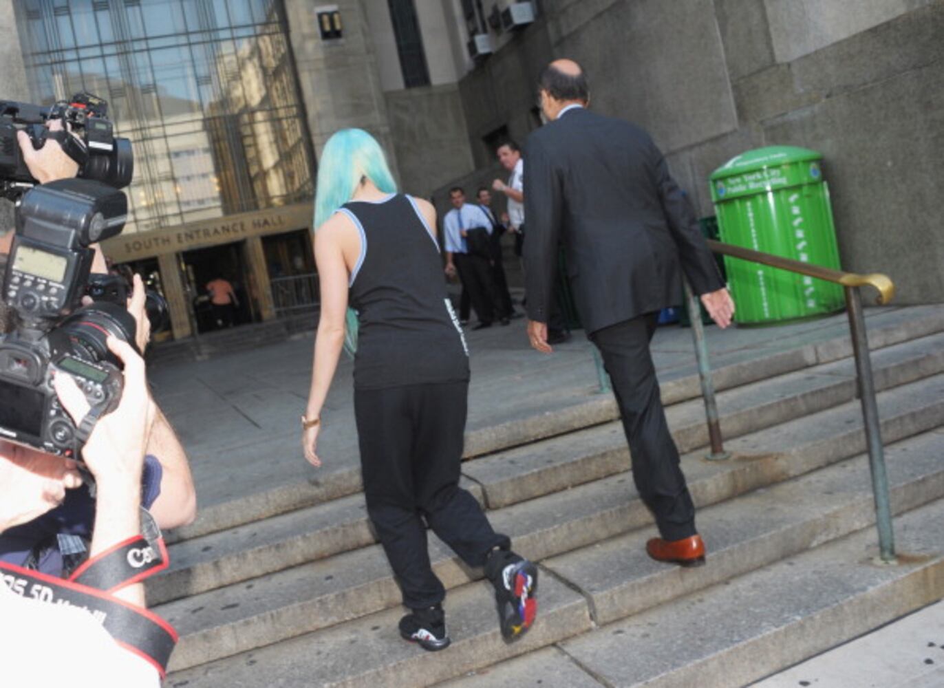 Amanda Bynes Wigs Out For Court
