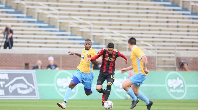 Miguel Almiron helps set up Atlanta United’s third goal on Saturday against Chattanooga. Miguel Martinez / Mundo Hispanico)
