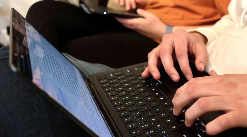 FILE - Connor Scott, 24, and Zoe Lloyd, 21, meet up at a local coffee shop and restaurant to work on their studies on April 20, 2026 in Flagstaff, Ariz. (AP Photo/Cheyanne Mumphrey, file)