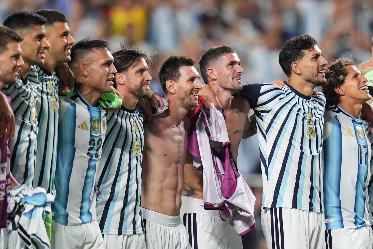 Argentina's Lionel Messi, center, reacts after the World Cup quarterfinal soccer match against Switzerland in Kansas City, Mo., Saturday, July 11, 2026. (AP Photo/Jeff Roberson)