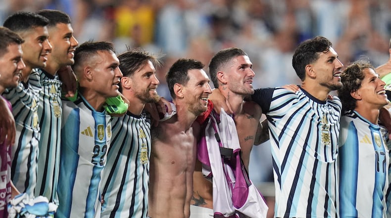 Argentina's Lionel Messi, center, reacts after the World Cup quarterfinal soccer match against Switzerland in Kansas City, Mo., Saturday, July 11, 2026. (AP Photo/Jeff Roberson)