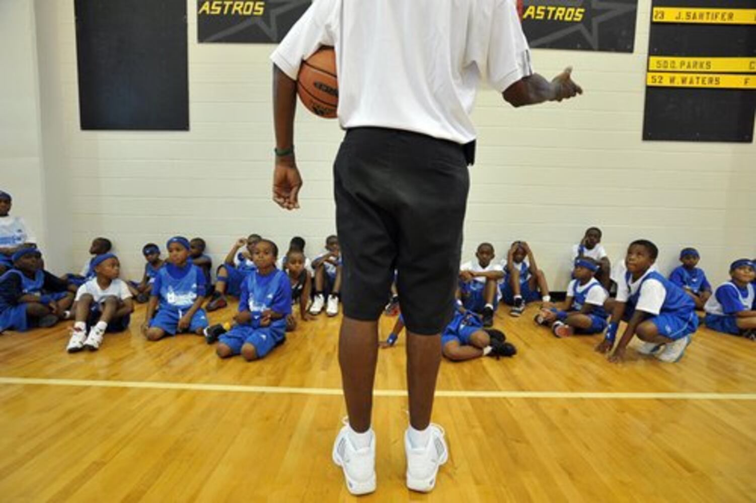 Dwight Howard hosts basketball camp