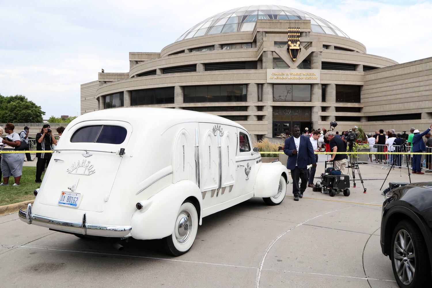 Fans attend viewing for Aretha Franklin