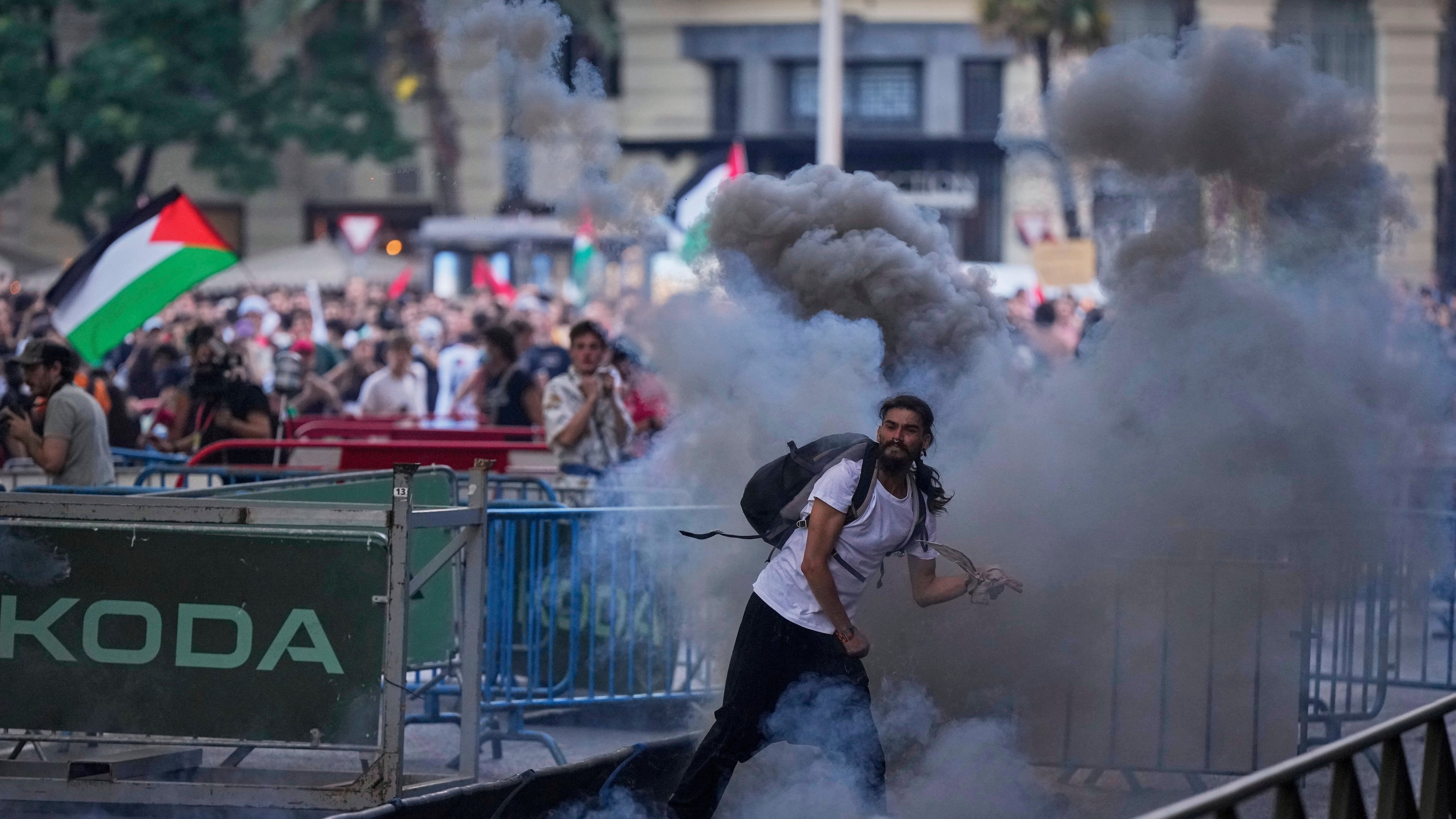 Protesters clash with police as they block the road trying to disrupt the twenty-first stage of the Spanish cycling race La Vuelta, from Alalpardo to Madrid, Spain, Sunday, Sept. 14, 2025. (AP Photo/Manu Fernández)