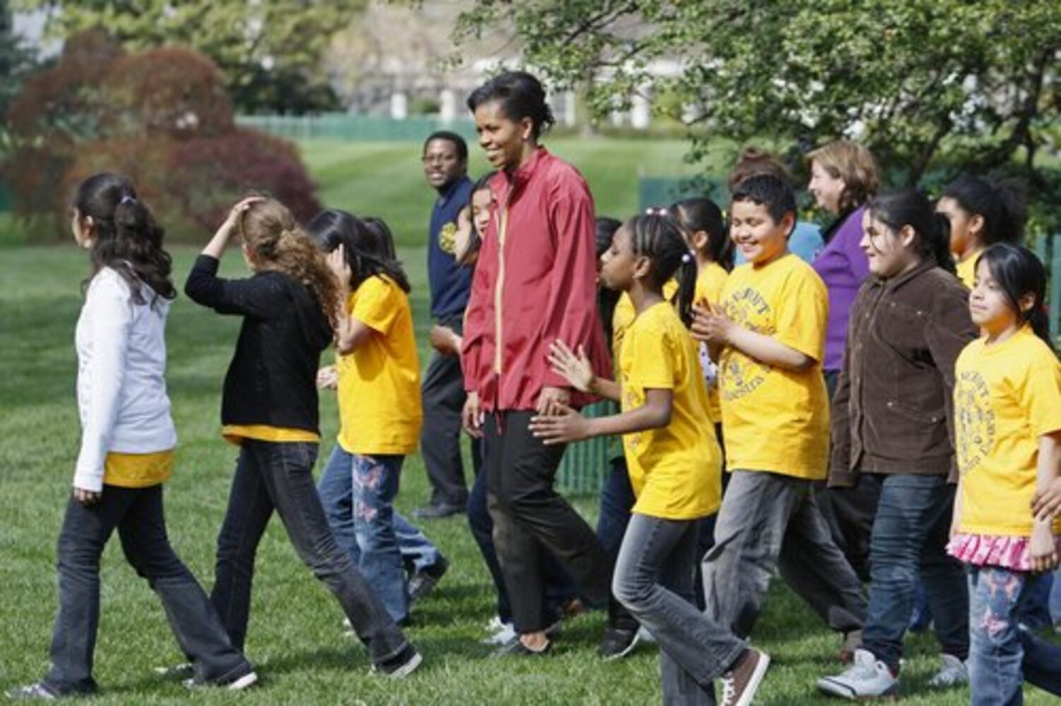 Michelle Obama, schoolchildren start White House garden