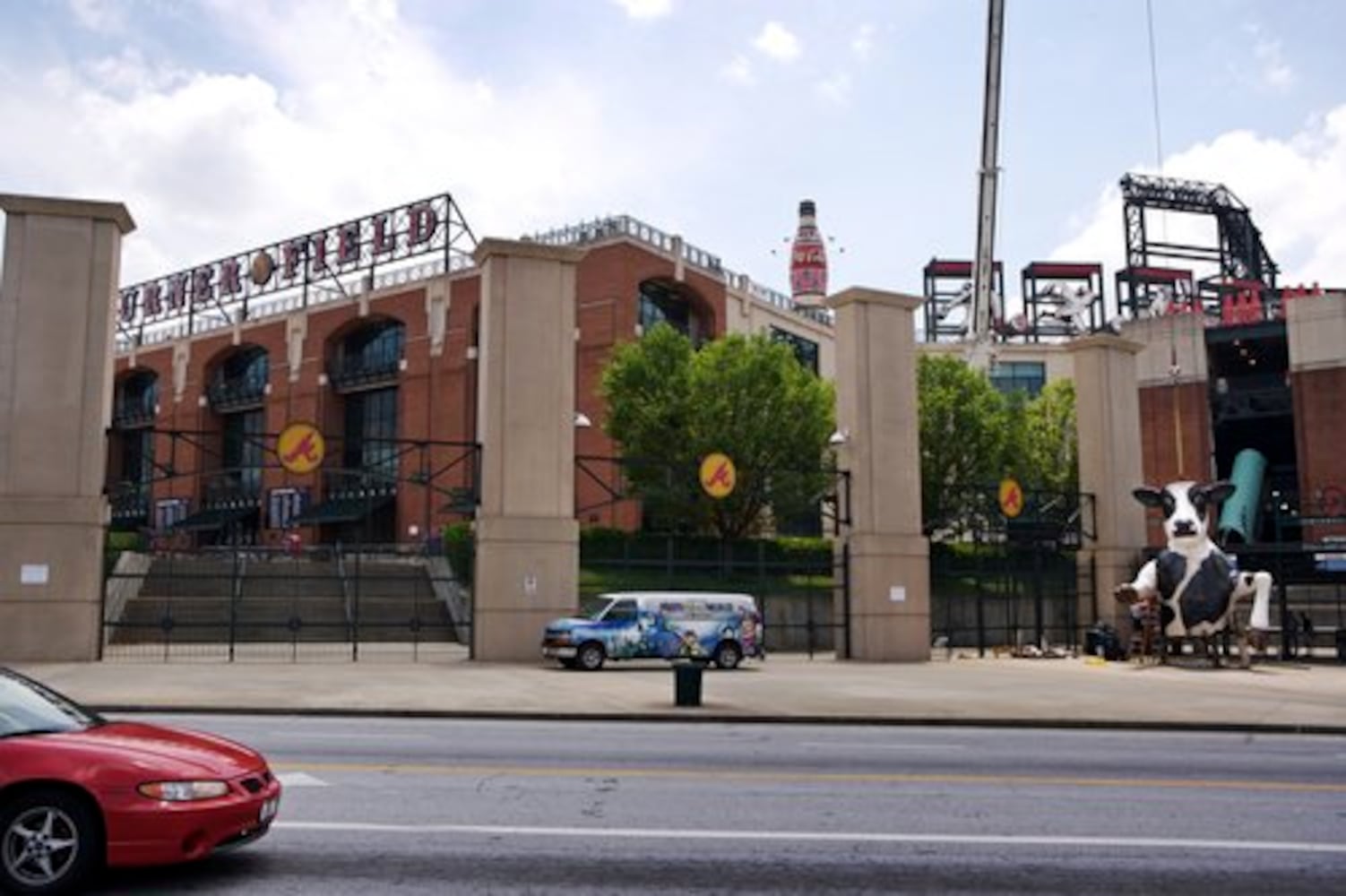 Turner Field cow does tomahawk chop!
