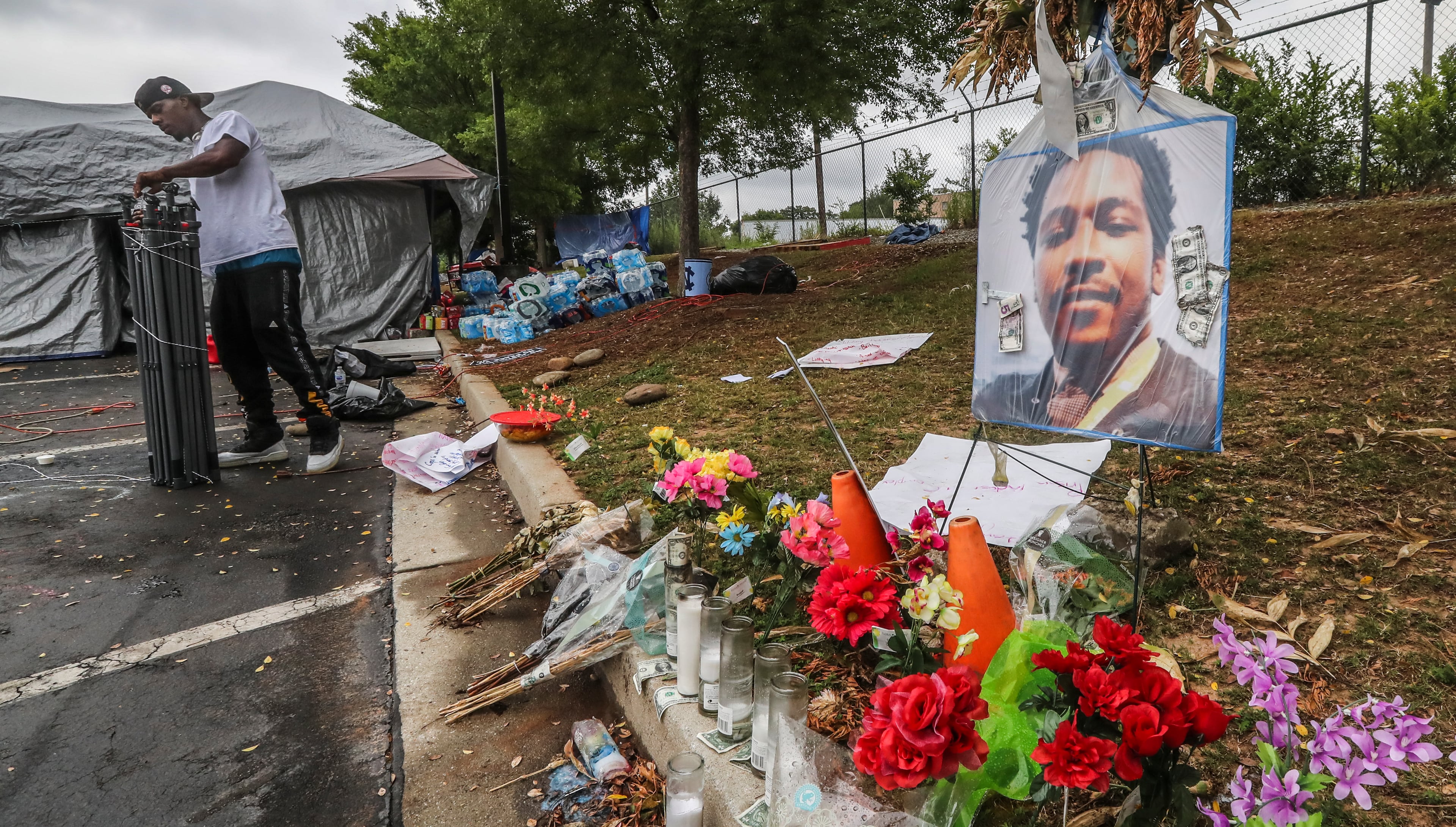 Atlanta police and sanitation crews removed protesters and their belongings from outside the Atlanta Wendy’s where Rayshard Brooks was shot and killed by an officer. (John Spink/AJC 2020)