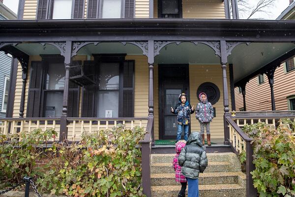 A light rain falls as Rico Aaron, Jr. (left) and Makalyn Ross (right) take their post for a photo opportunity at the birth home of Martin Luther King Jr. at the Martin Luther King, Jr. National Historical Park in Atlanta last year. The National Park Service expects thousands of tourists to visit the house next week to celebrate King’s 91st birthday. (ALYSSA POINTER/ALYSSA.POINTER@AJC.COM)
