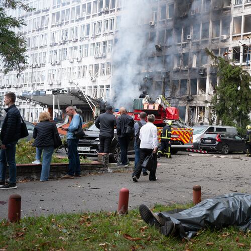 The body of a victim lies on the ground following a Russian drone strike in Kyiv, Ukraine, Wednesday, Sept. 23, 2026. (AP Photo/Danylo Antoniuk)