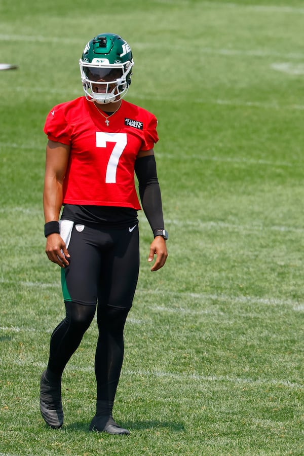 New York Jets quarterback Justin Fields looks on during practice at NFL football minicamp, Wednesday, June 11, 2025, in Florham Park,N.J. (AP Photo/Noah K. Murray)