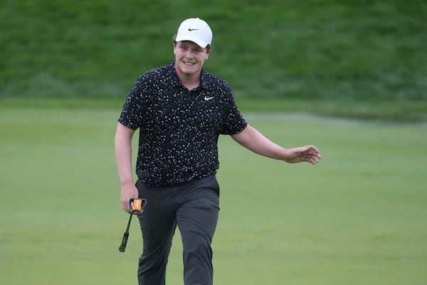 Robert MacIntyre, of Scotland, waves as he walks to the 18th green during the final round of the U.S. Open golf tournament at Oakmont Country Club Sunday, June 15, 2025, in Oakmont, Pa. (AP Photo/Gene J. Puskar)