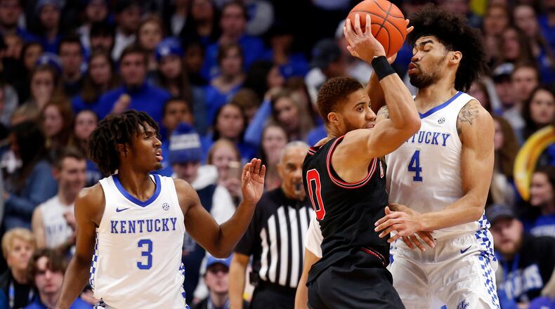 Georgia's Donnell Gresham Jr., middle, and Kentucky's Nick Richards (4) collide as Tyrese Maxey (3) looks on during an NCAA college basketball game in Lexington, Ky., Tuesday, Jan 21, 2020. (AP Photo/James Crisp)