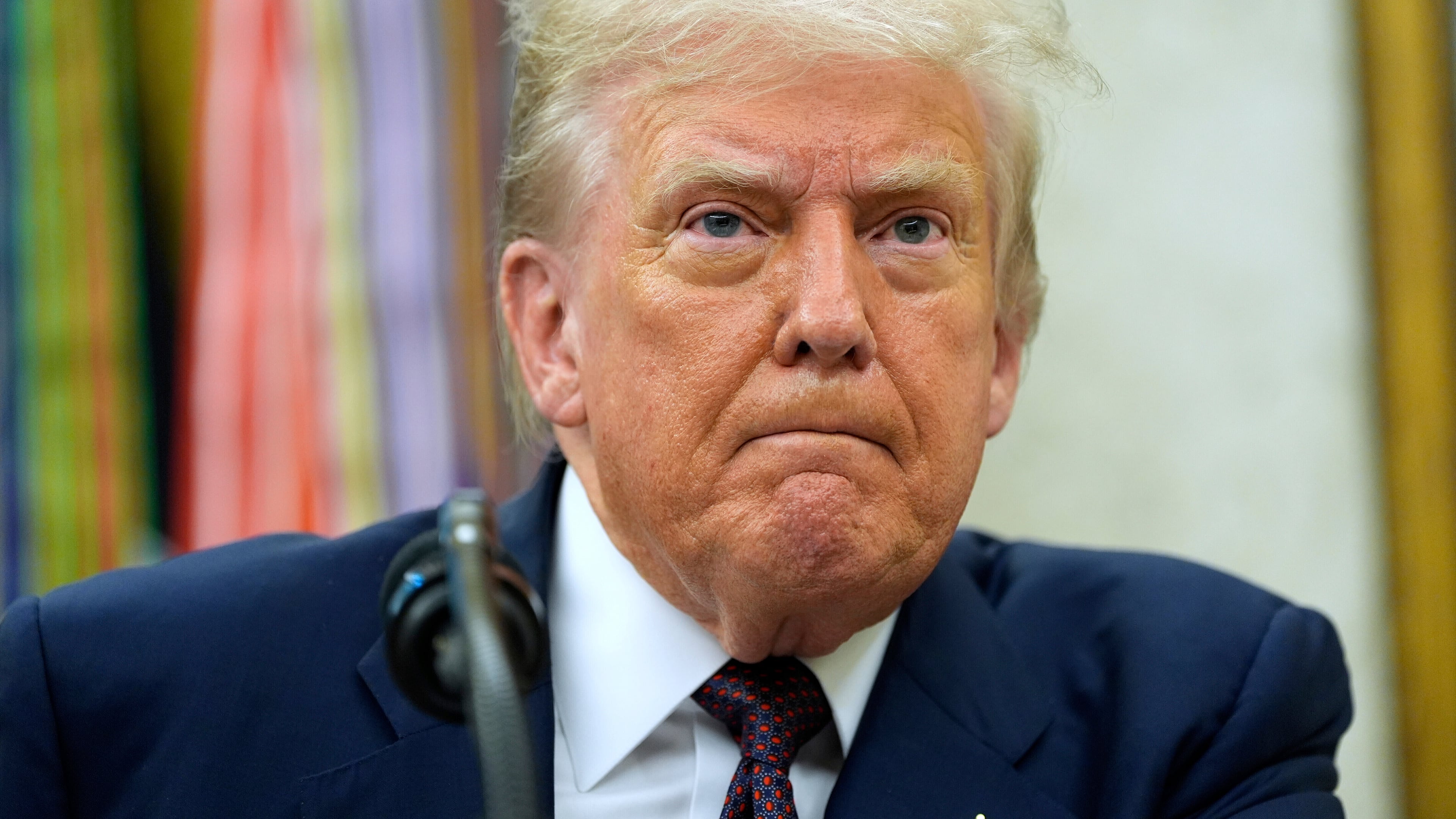 O presidente dos EUA, Donald Trump, faz uma pausa em sua fala durante um anúncio sobre a Apple com o CEO da empresa, Tim Cook, no Salão Oval da Casa Branca, quarta-feira, 6 de agosto de 2025, em Washington. (Foto AP/Alex Brandon)