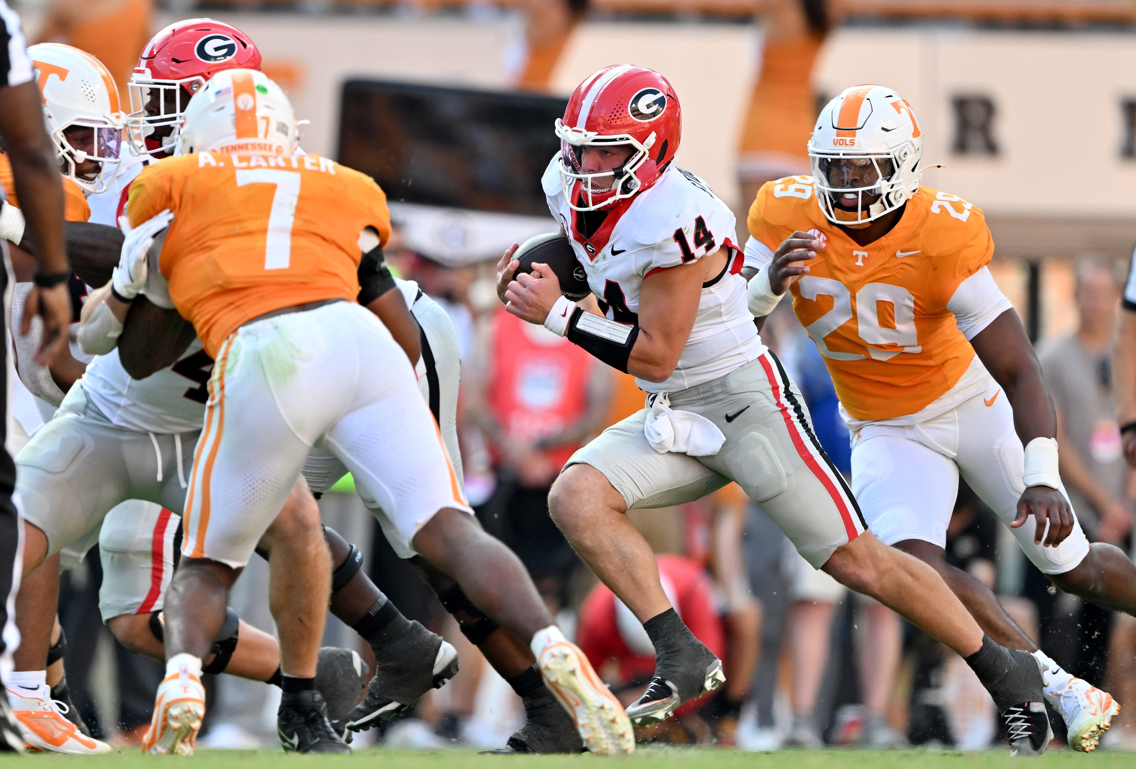Georgia quarterback Gunner Stockton (center) runs with a ball during the second half against Tennessee at Neyland Stadium on Saturday, Sept. 13, 2025, in Knoxville, Tenn. Georgia won 44-41 in overtime. (Hyosub Shin/AJC)