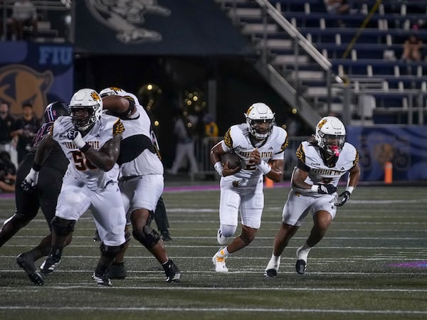 Brandon Best (58) gets out front to block for Kennesaw State quarterback Amari Odom against Florida International, Oct. 21, 2025.