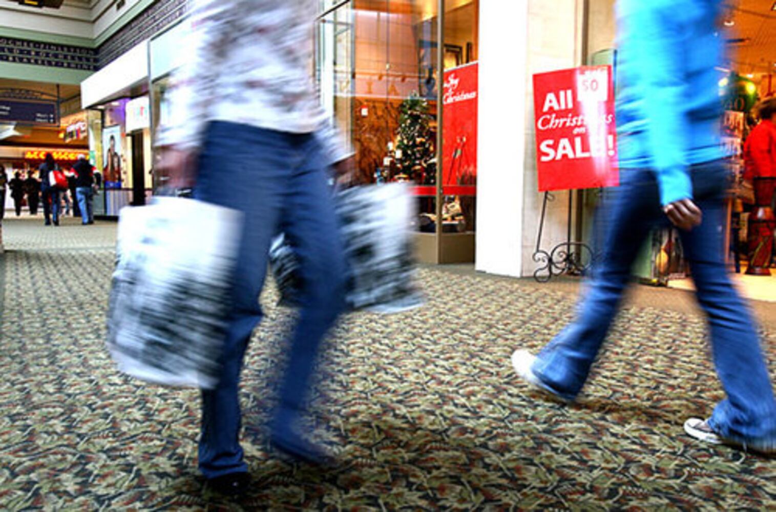 Last-minute shoppers search for deals