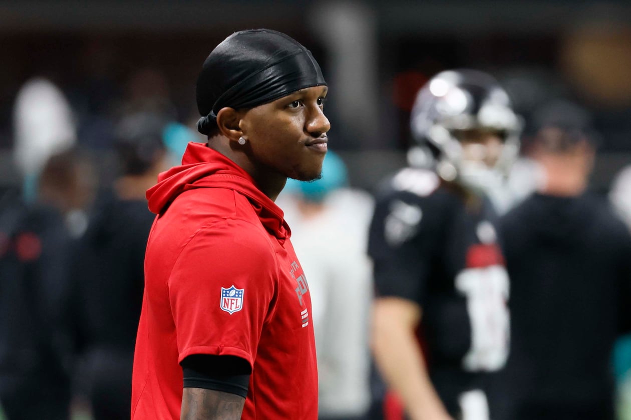 A bone bruise in his knee sidelined Falcons quarterback Michael Penix Jr. from playing in Atlanta's 34-14 loss to the Dolphins on Sunday, Oct. 25, 2025, at Mercedes-Benz Stadium. (Miguel Martinez/ AJC)