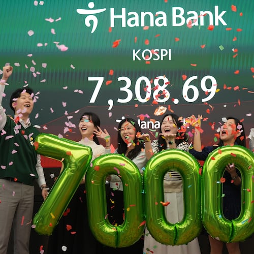 Employees of Hana Bank celebrate in a photo opportunity to mark the Korea Composite Stock Price Index (KOSPI) of over 7,000 points at a dealing room of Hana Bank in Seoul, South Korea, Wednesday, May 6, 2026. (AP Photo/Lee Jin-man)
