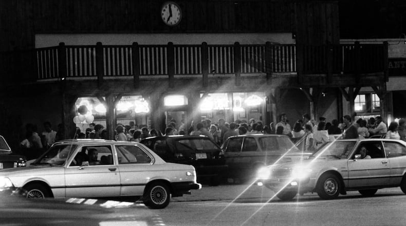 Crowds line up outside the original Taco Mac in Atlanta's Virginia-Highland neighborhood in 1985. (Johnny Crawford/AJC)