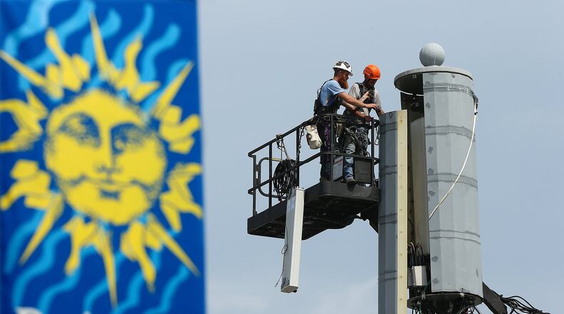 Kyle Niedzwiccki and Ronnie Hatcher with Sky Telecom work on a bandwidth expansion upgrade on a AT&T cell tower in Perimeter Village in Dunwoody in 2017. Curtis Compton / ccompton@ajc.com