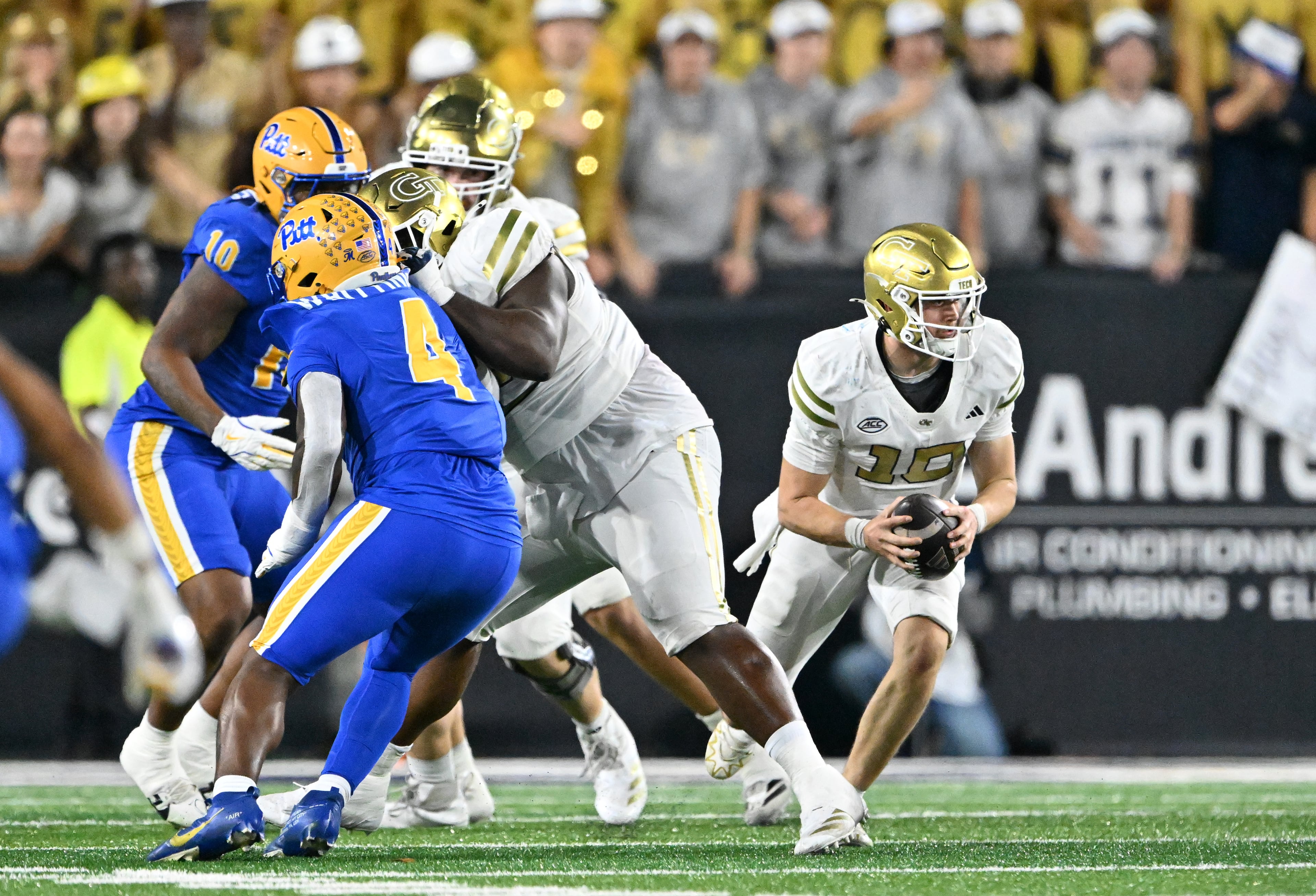 Georgia Tech quarterback Haynes King (10) runs the ball during the second half in an NCAA college football game at Bobby Dodd Stadium, Saturday, November 22, 2025 in Atlanta. Pittsburgh won 42-28 over Georgia Tech. (Hyosub Shin / AJC)