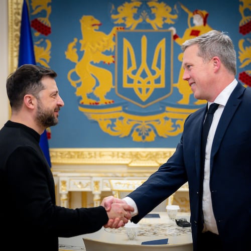 In this photo provided by the Ukrainian Presidential Press Office, Ukrainian President Volodymyr Zelenskyy, left, shakes hands with U.S. Secretary of the Army Dan Driscoll in Kyiv, Ukraine, Thursday, Nov. 20, 2025. (Ukrainian Presidential Press Office via AP)