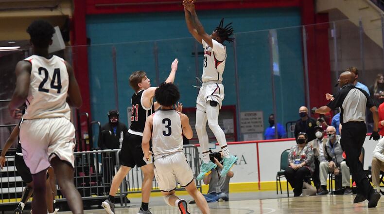 Mt. Pisgah's Kasheem Grady (13) goes up for the game-winning shot against Holy Innocents. (Hyosub Shin / Hyosub.Shin@ajc.com)