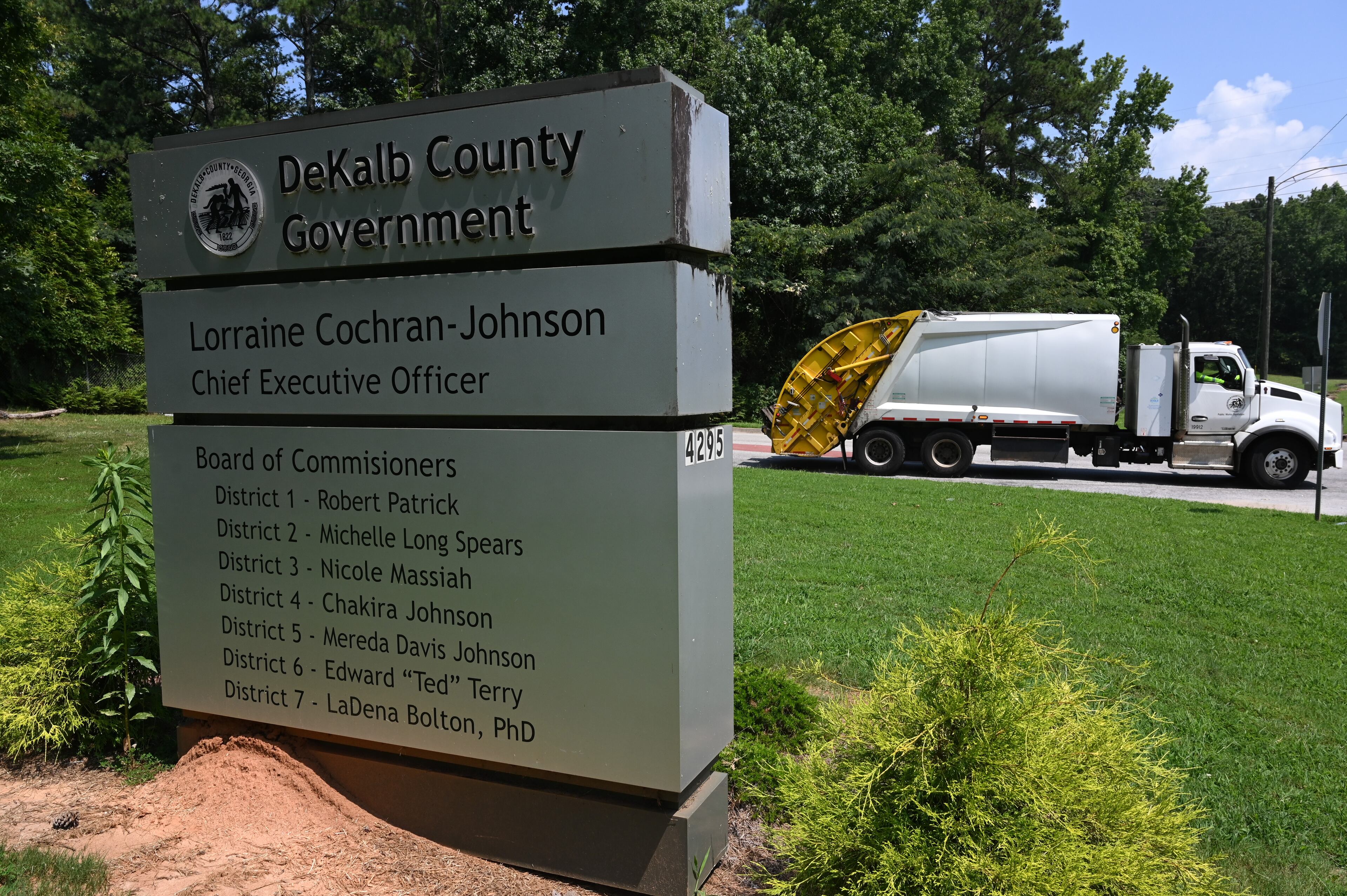 A DeKalb County garbage truck leaves Renewable Fuels Facility at the Seminole Road Municipal Landfil in Decatur this week. (Hyosub Shin/AJC)
