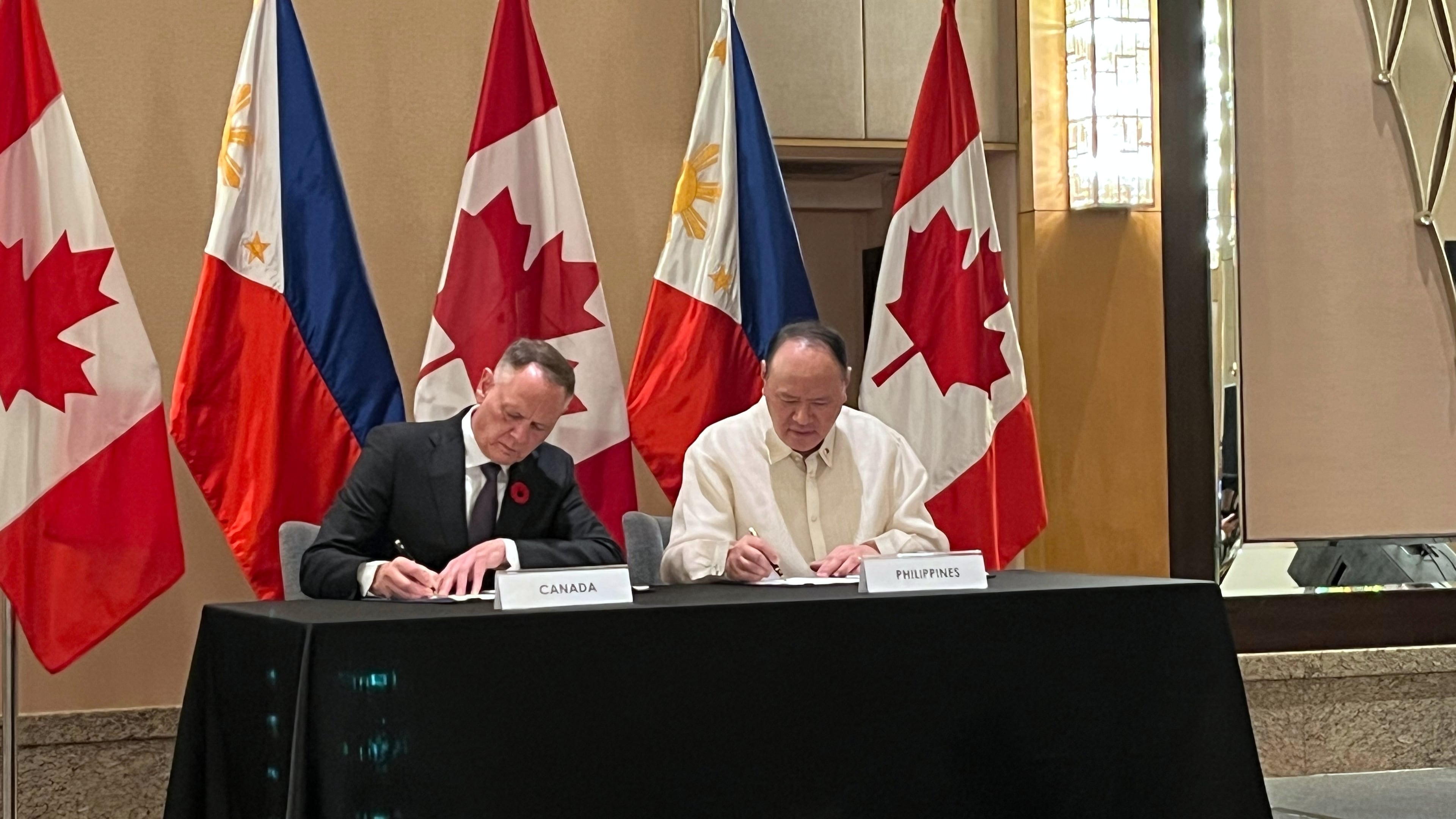 Canadian Defense Minister, David McGuinty and Philippine Defense Secretary Gilberto Teodoro Jr. sign an agreement in Manila, Sunday, Nov. 2, 2025. (AP Photo/Jim Gomez)