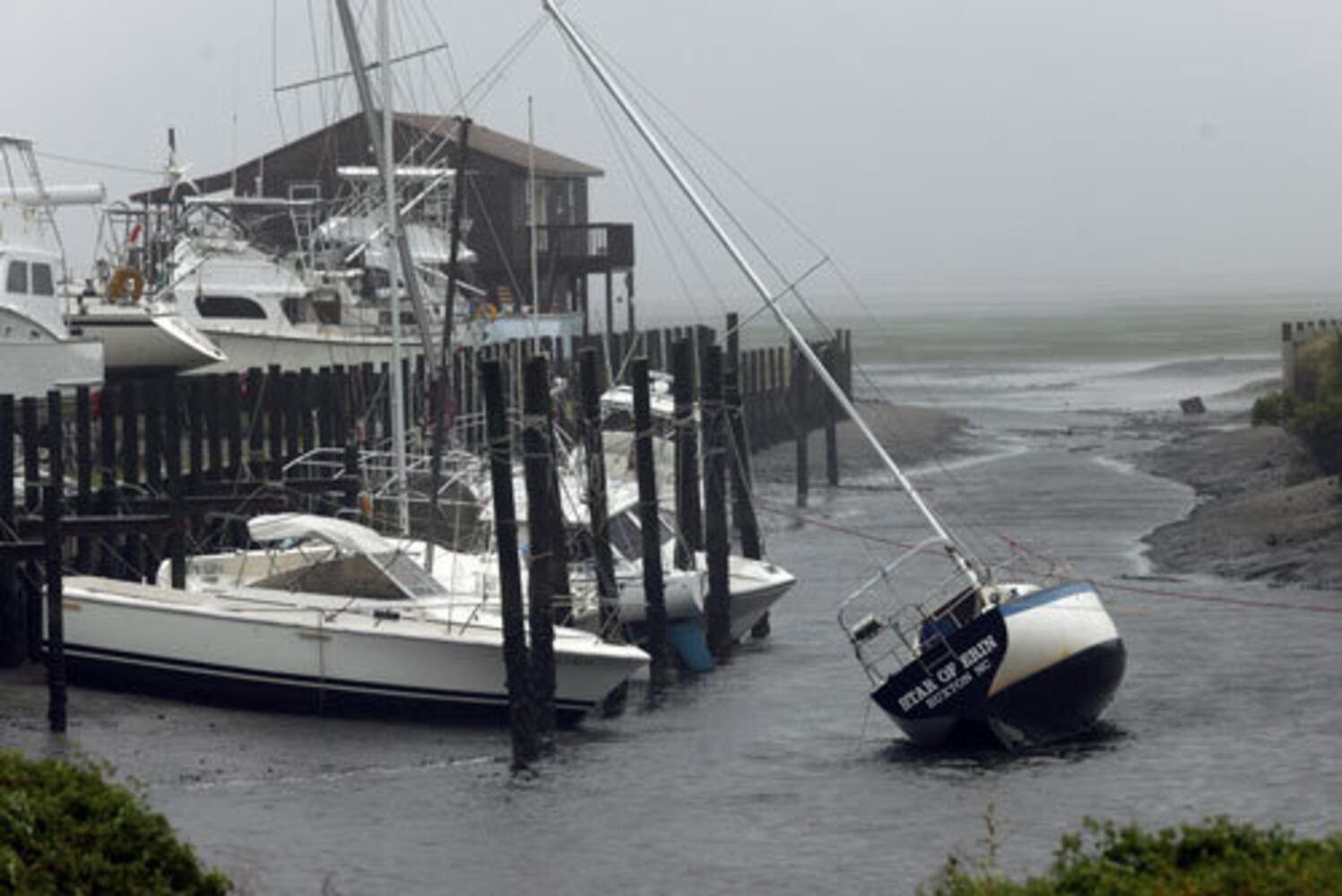 Hurricane Irene pounds North Carolina