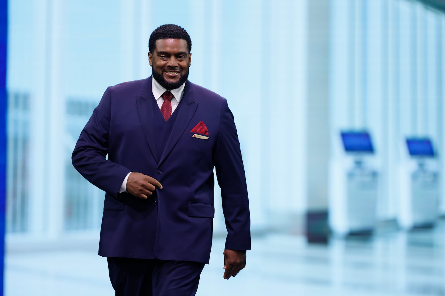 Delta unveils new employee uniform 