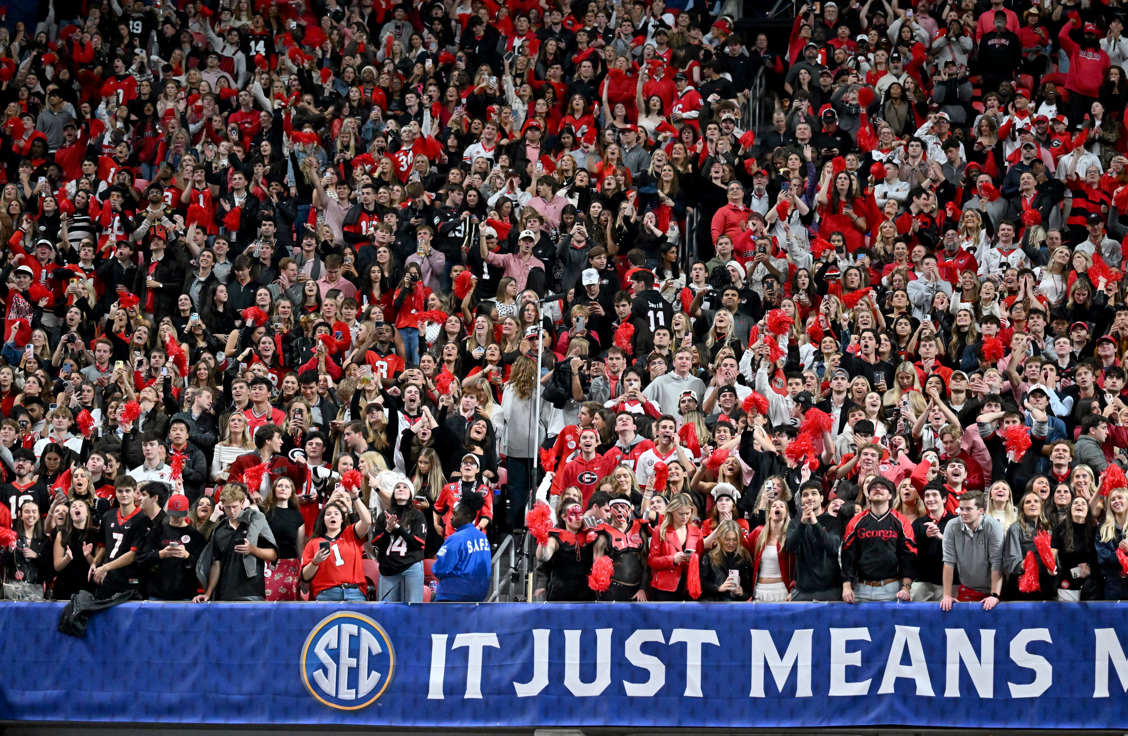 Georgia fans celebrate after defeating Alabama 28-7 in the SEC Championship football game at the Mercedes-Benz Stadium, Saturday, December 6, 2025 in Atlanta. (Hyosub Shin / AJC)