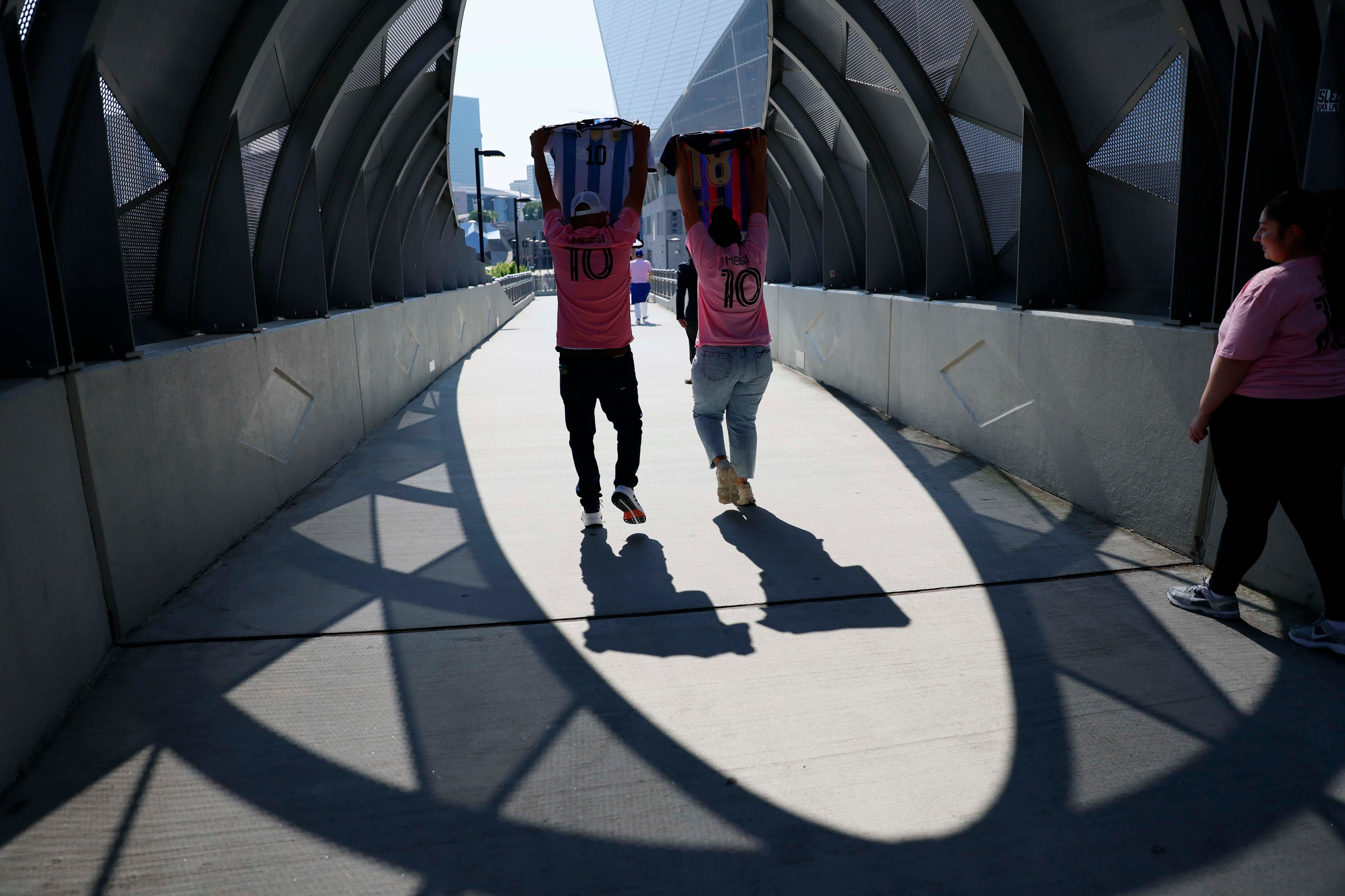 Marlon and Lourdes Chinchilla from Guatemala hold their jerseys in support of Lionel Messi prior to the round of 16 soccer match between Paris Saint-Germain FC and Inter Miami in Atlanta, Georgia, on Sunday, June 29, 2025.
(Miguel Martinez/ AJC)