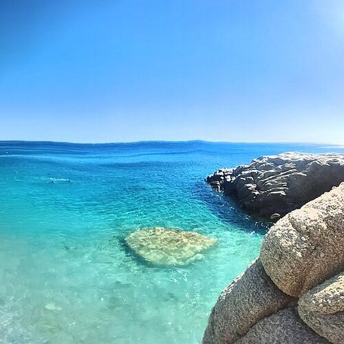 Ikaria, Greece is one of the world's Blue Zones, places where time outdoors, simple food and strong community have kept people living very long lives for generations. (Leeturtle/Creative Commons. License: https://creativecommons.org/licenses/by-sa/4.0)
