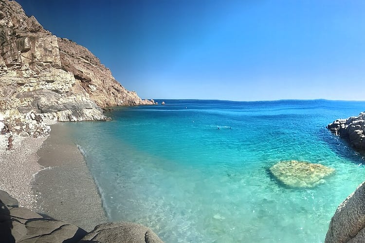 Ikaria, Greece is one of the world's Blue Zones, places where time outdoors, simple food and strong community have kept people living very long lives for generations. (Leeturtle/Creative Commons. License: https://creativecommons.org/licenses/by-sa/4.0)