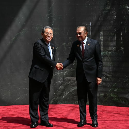 China's Premier Li Qiang, left, shakes hands with Malaysia's Prime Minister Anwar Ibrahim as he arrives at the Kuala Lumpur Convention Centre to attend the 47th Association of Southeast Asian Nations (ASEAN) summit in Kuala Lumpur, Malaysia, Monday, Oct. 27, 2025. (Lillian Suwanrumpha/Pool Photo via AP)